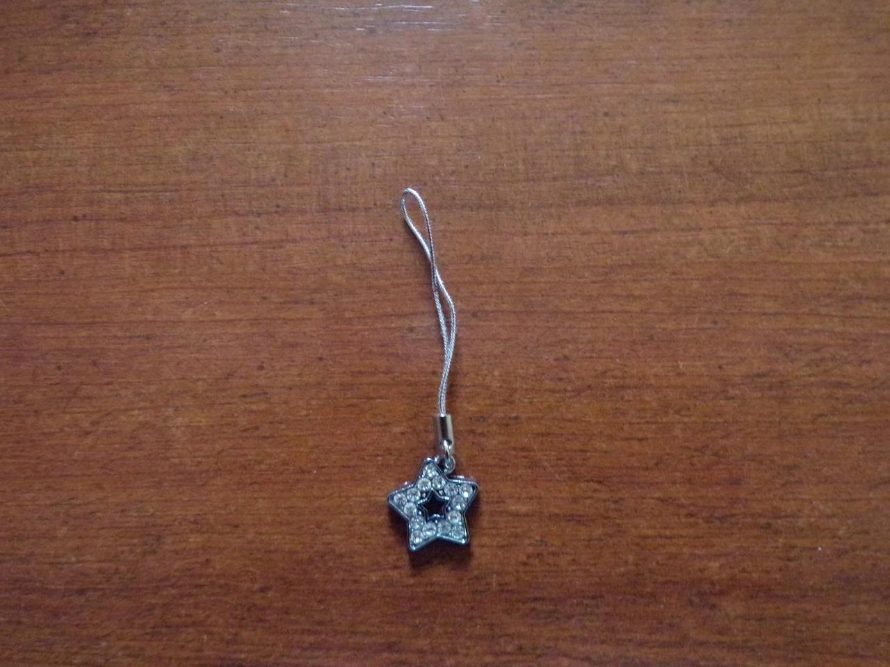 Bijou de portable gris étoile strass 19 x 18 mm argentée